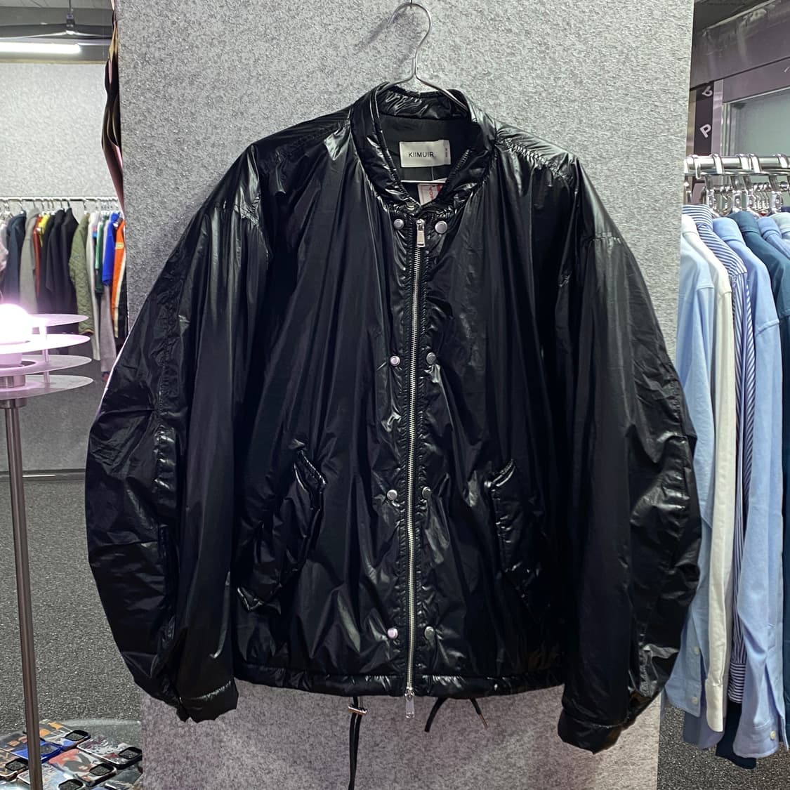 키뮤어 유광 디테일 블랙 점퍼 B2999 상품이미지2