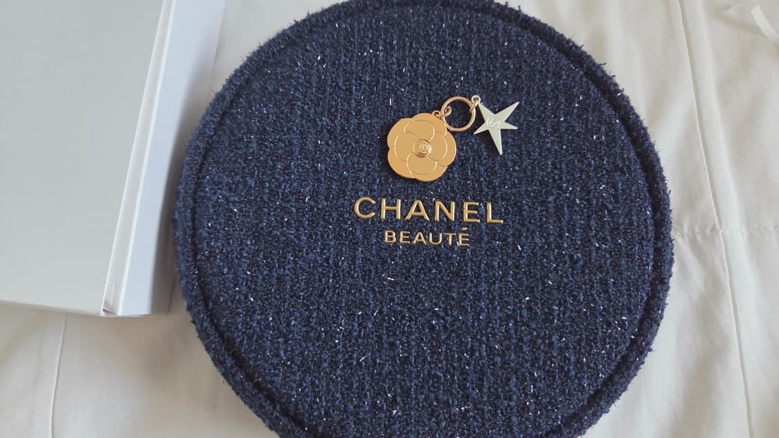 샤넬 뷰티 홀리데이 파우치 참 상품이미지1