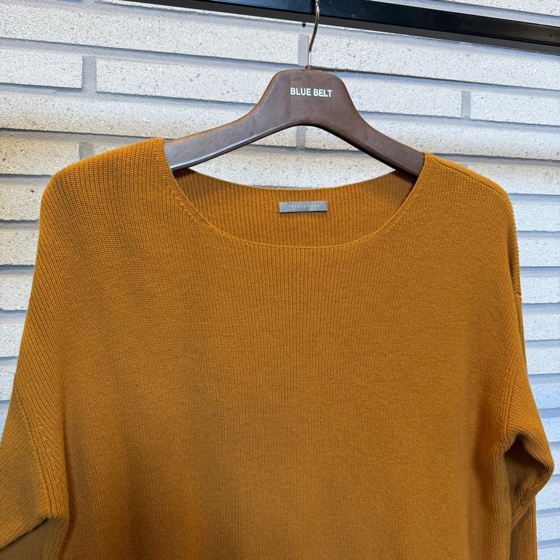 띠어리 보트넥 골지니트 드롭숄더 와이드 시보리 디테일 머스타드 상품이미지4