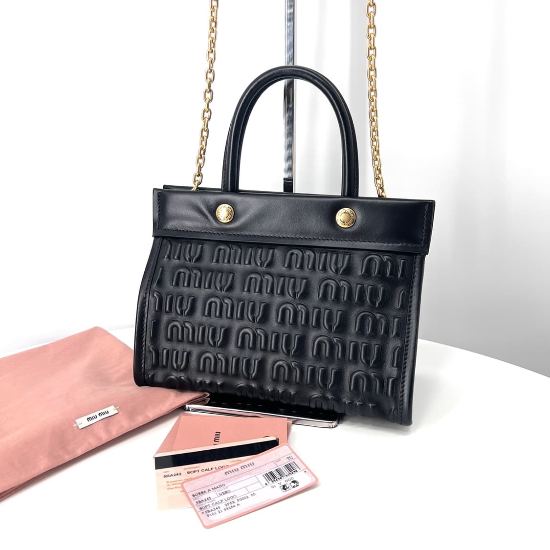 미우미우 엠보싱 로고 레더 토트백 & 숄더백 블랙 (5BA243) 상품이미지2