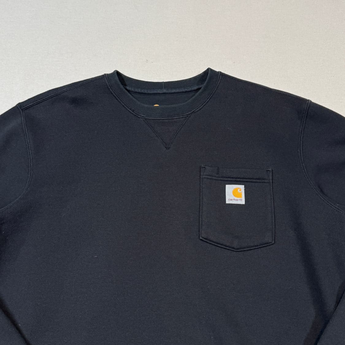 L) 칼하트 포켓 블랙 맨투맨 티셔츠 상품이미지3