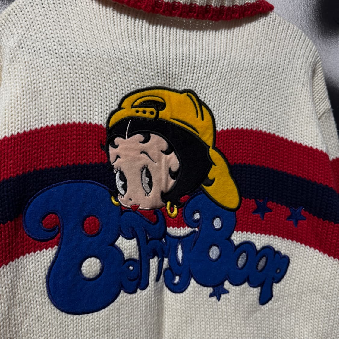 90-00s 베티붑 USA 올드스쿨 자수 패치 디테일 집업 아크릴 니트 상품이미지4