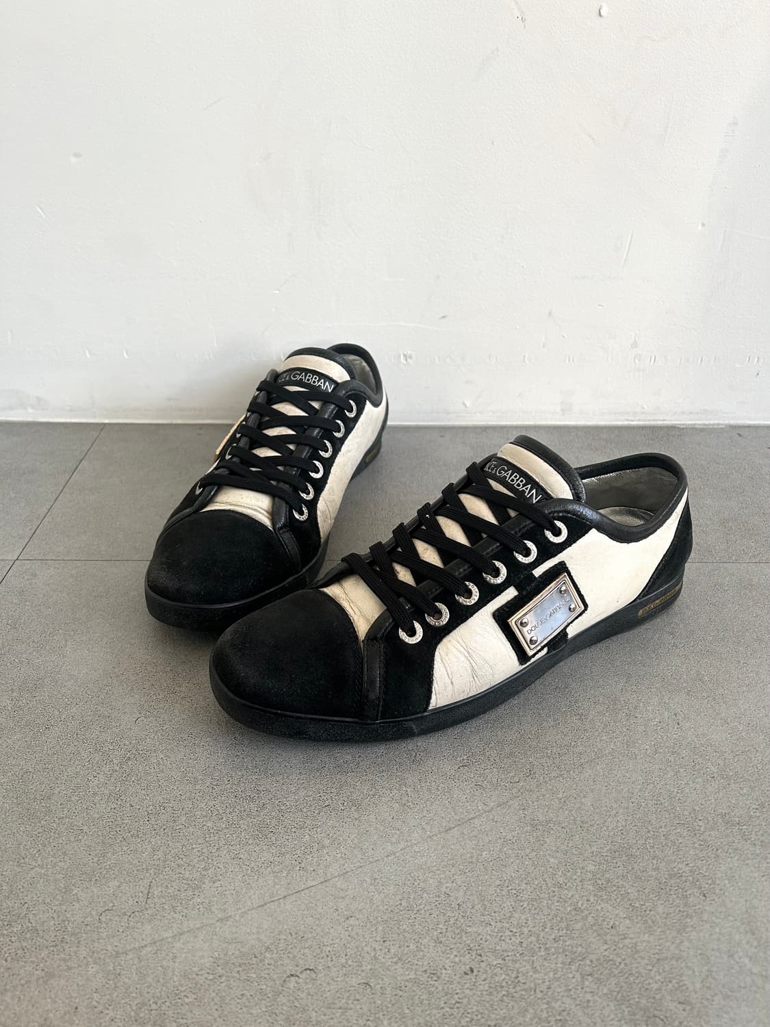 돌체앤가바나 메탈 로고 레더 스니커즈 상품이미지1