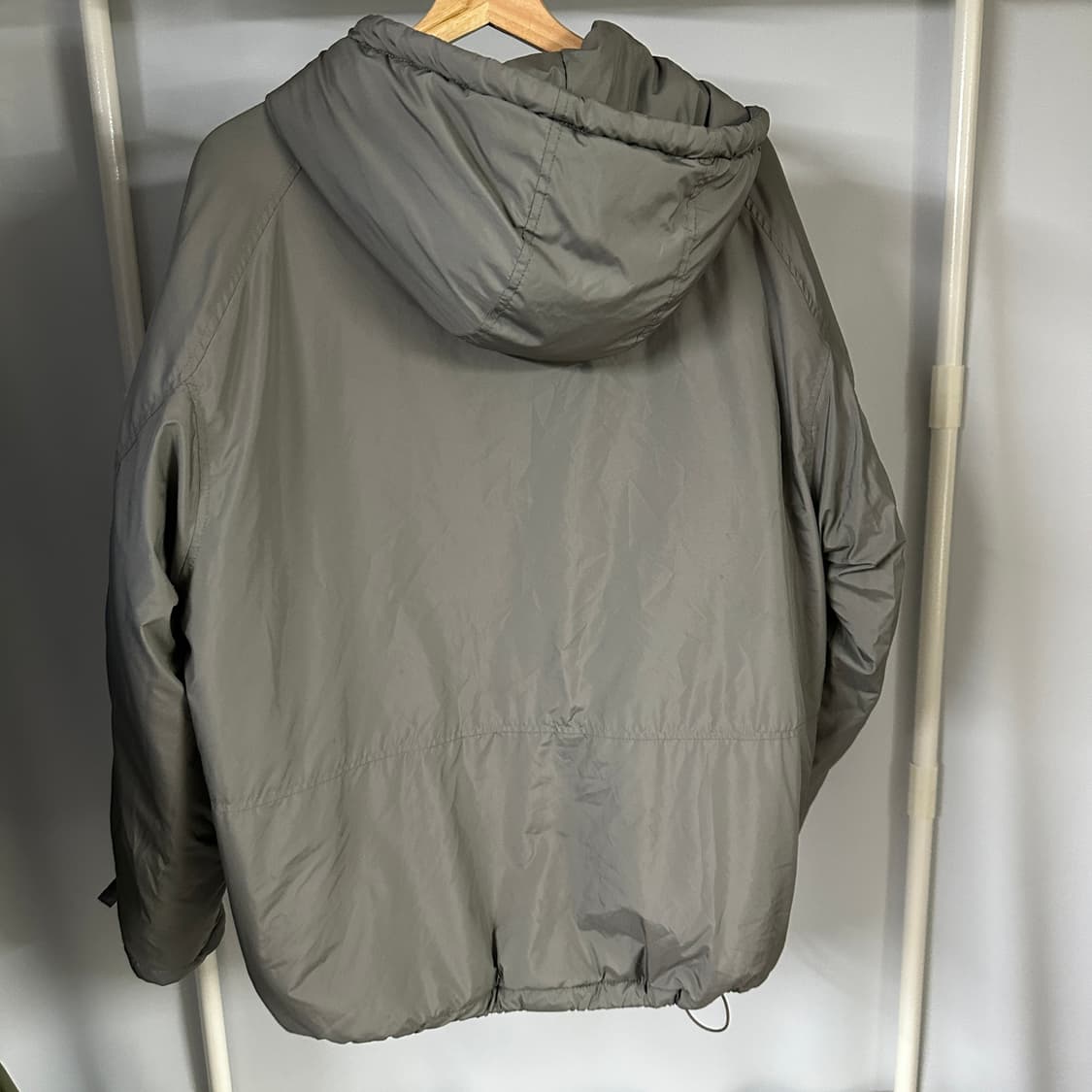 인사일런스 LIMONTA 케미라 후디드 점퍼 DIM GREY 상품이미지2