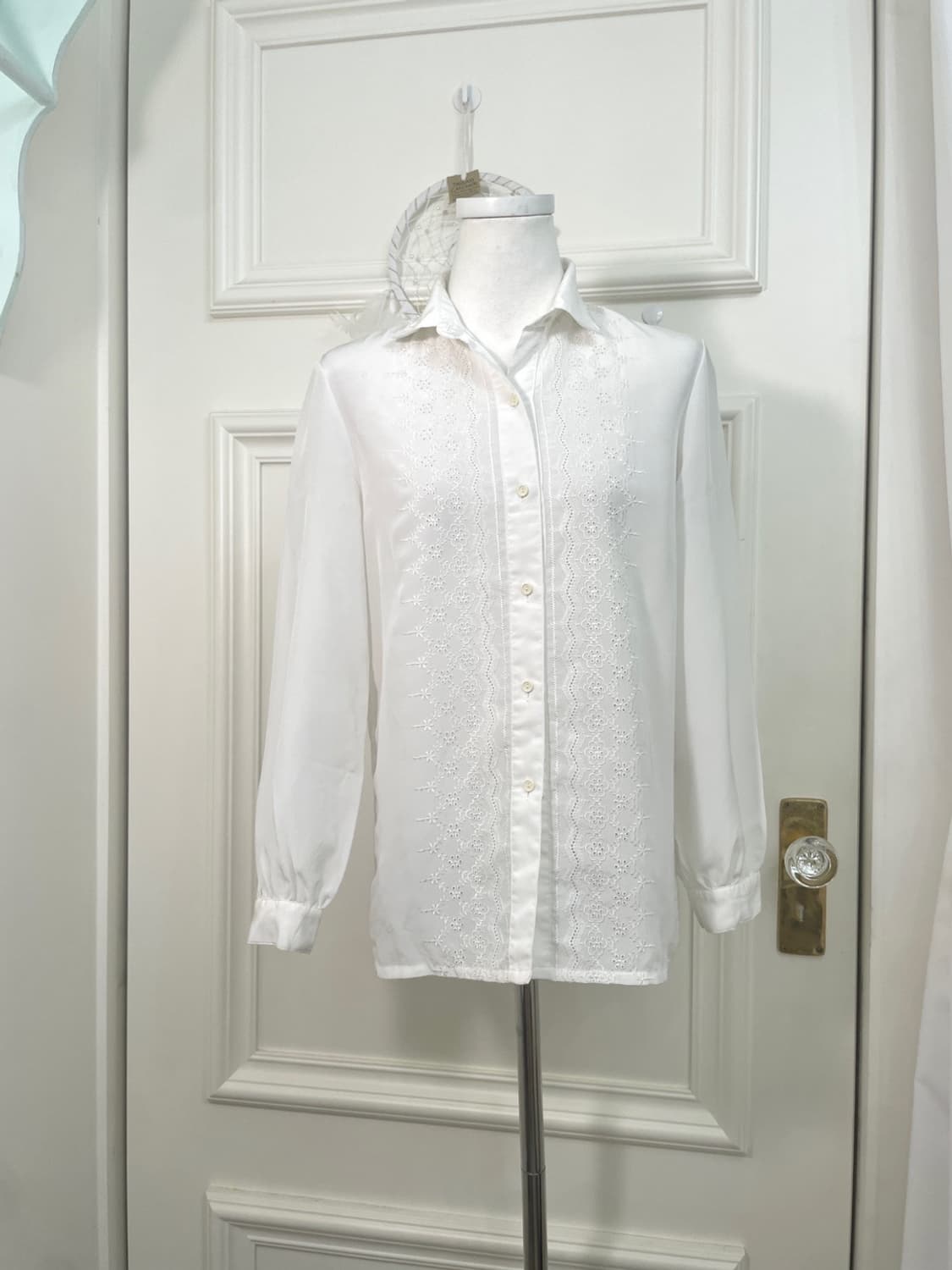 white flower embroidery collar blouse 상품이미지1