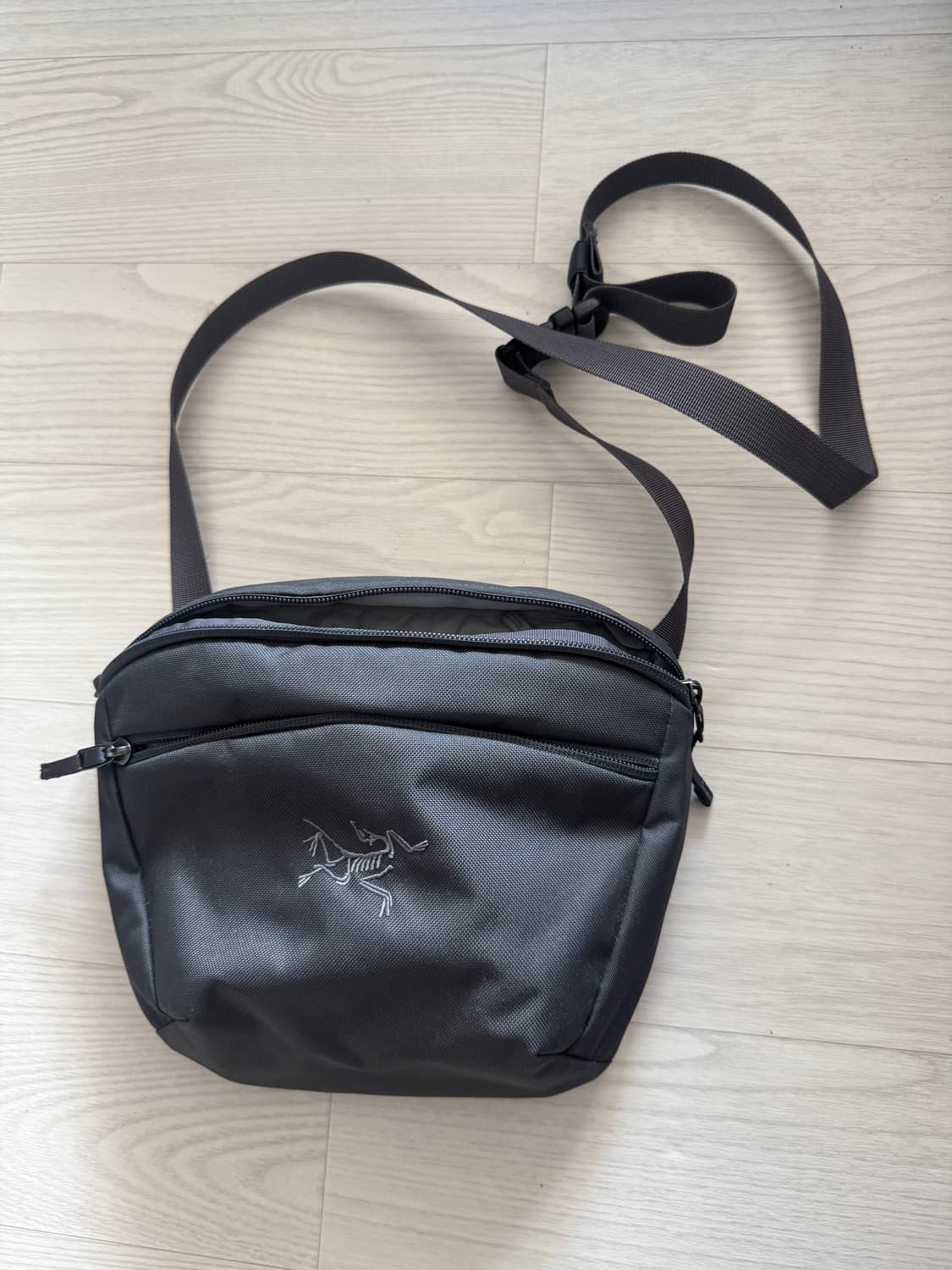 아크테릭스 멘티스 그레이 크로스백 상품이미지1