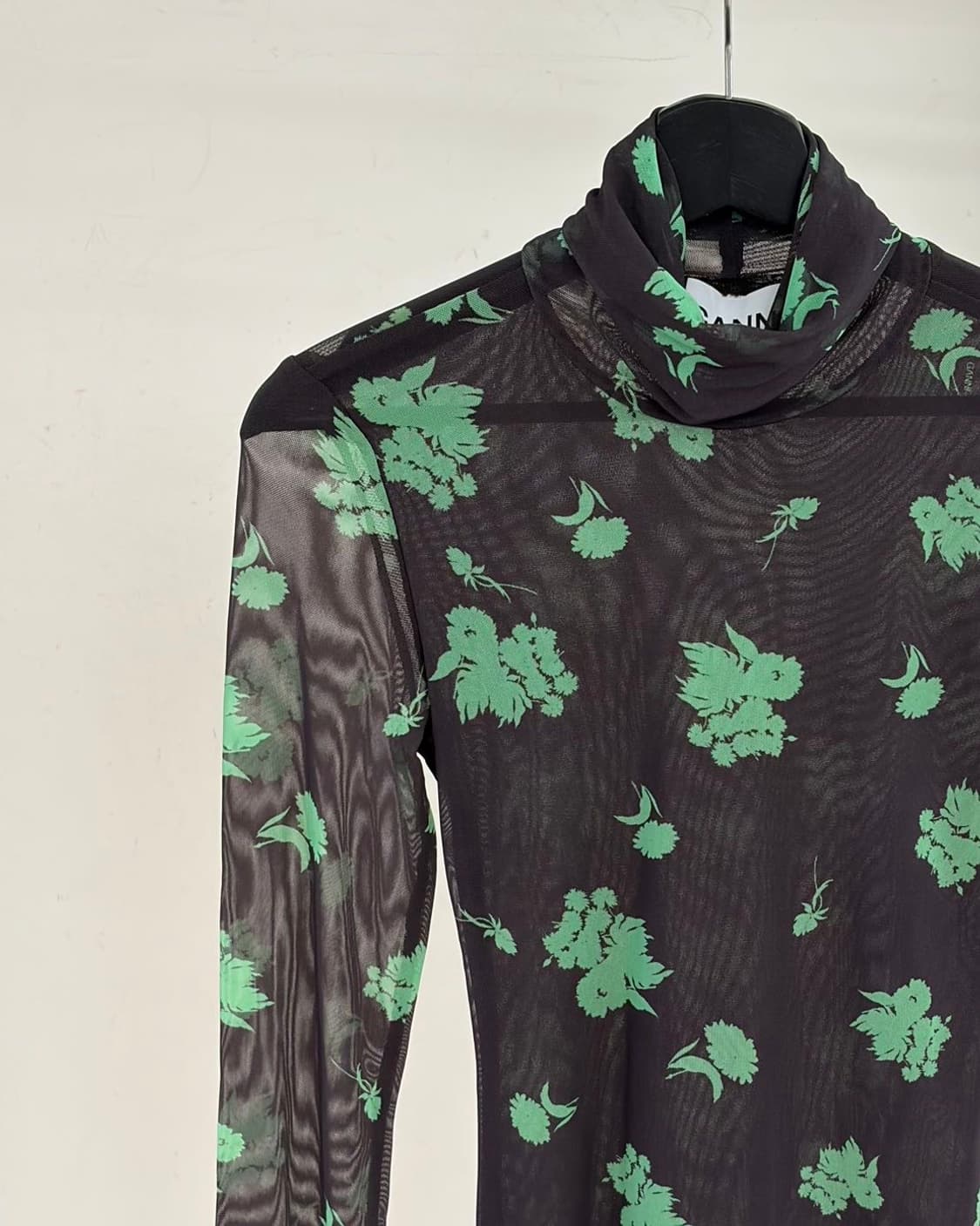 가니 블랙 프린트 메쉬 터틀넥 티셔츠  상품이미지2