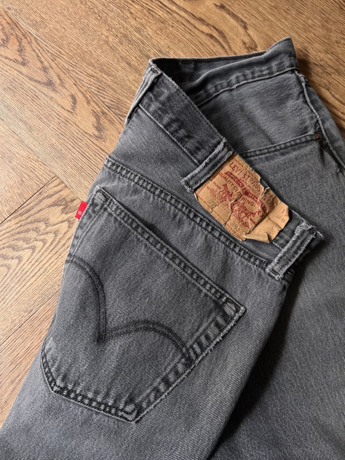 [38]00's 리바이스 501 블랭크탭 빈티지 페이딩 흑청 데님 팬츠 상품이미지4