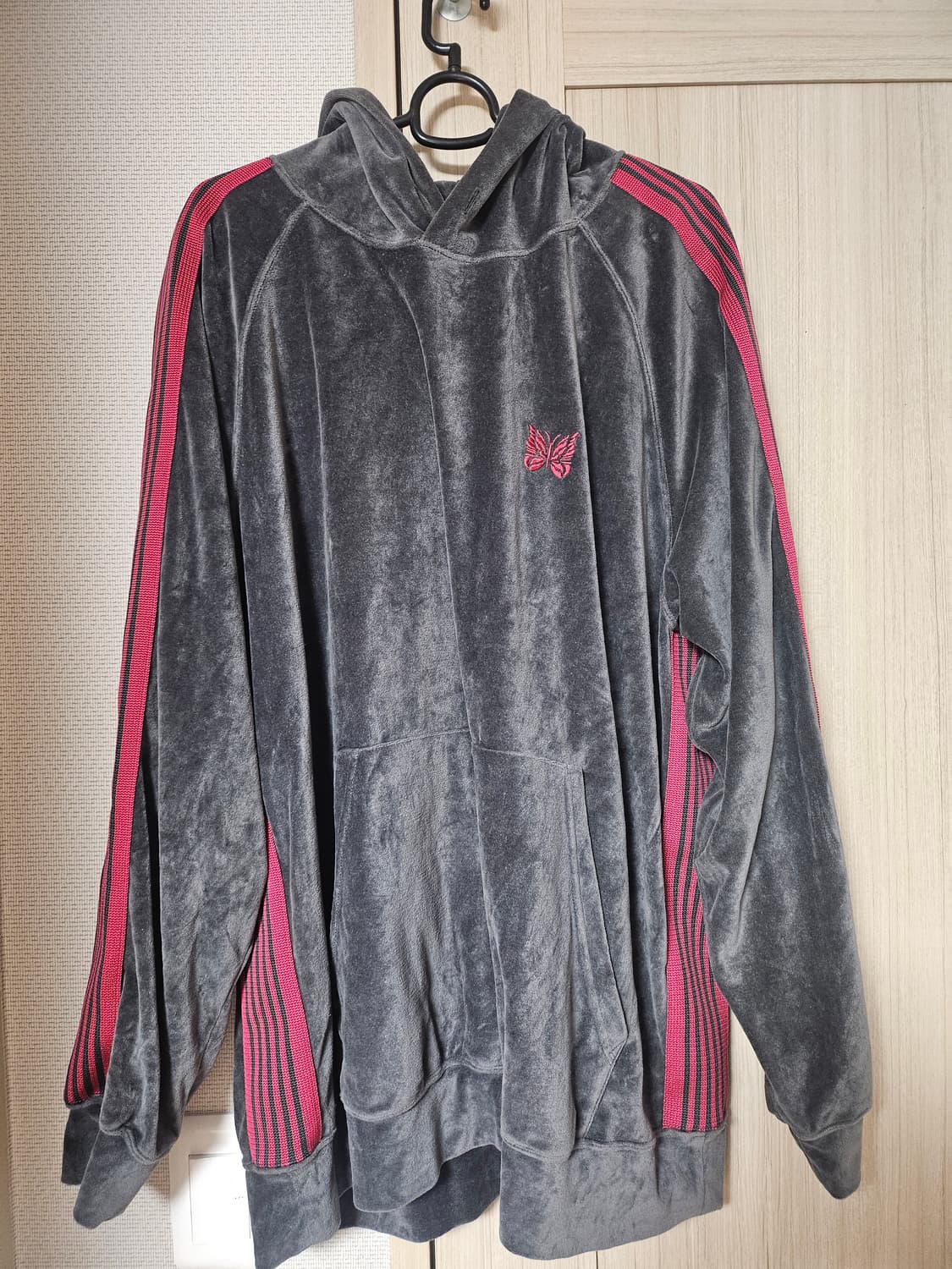 니들스 벨루어 후드티 차콜 상품이미지1