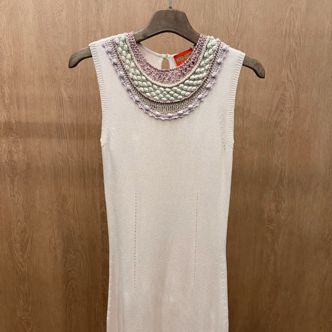 겐조 라운드넥 니트 슬리브리스 원피스 자수 크로셰 키홀 디테일 베이지 상품이미지4