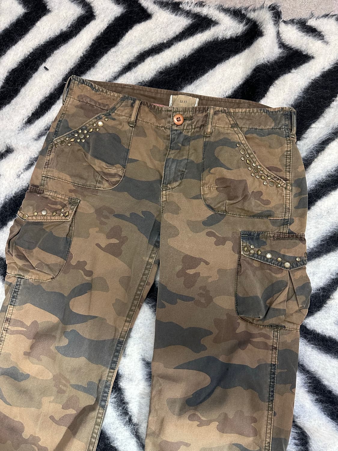 stud detail camo cargo pants  상품이미지4