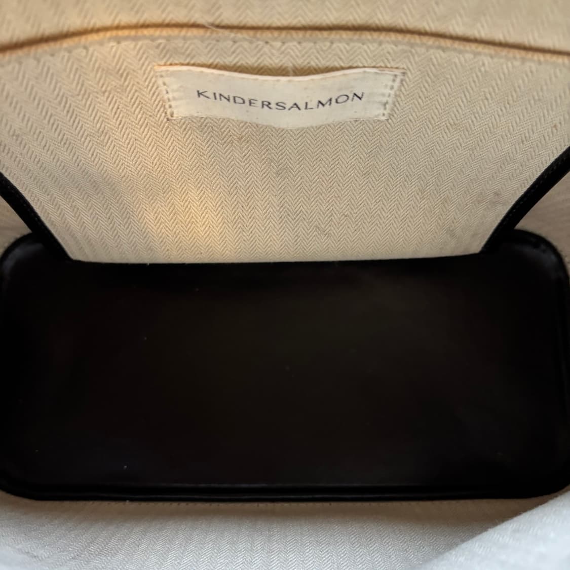 킨더살몬(KINDERSALMON) 레더 트림 캔버스 크로스바디 에크루 상품이미지9