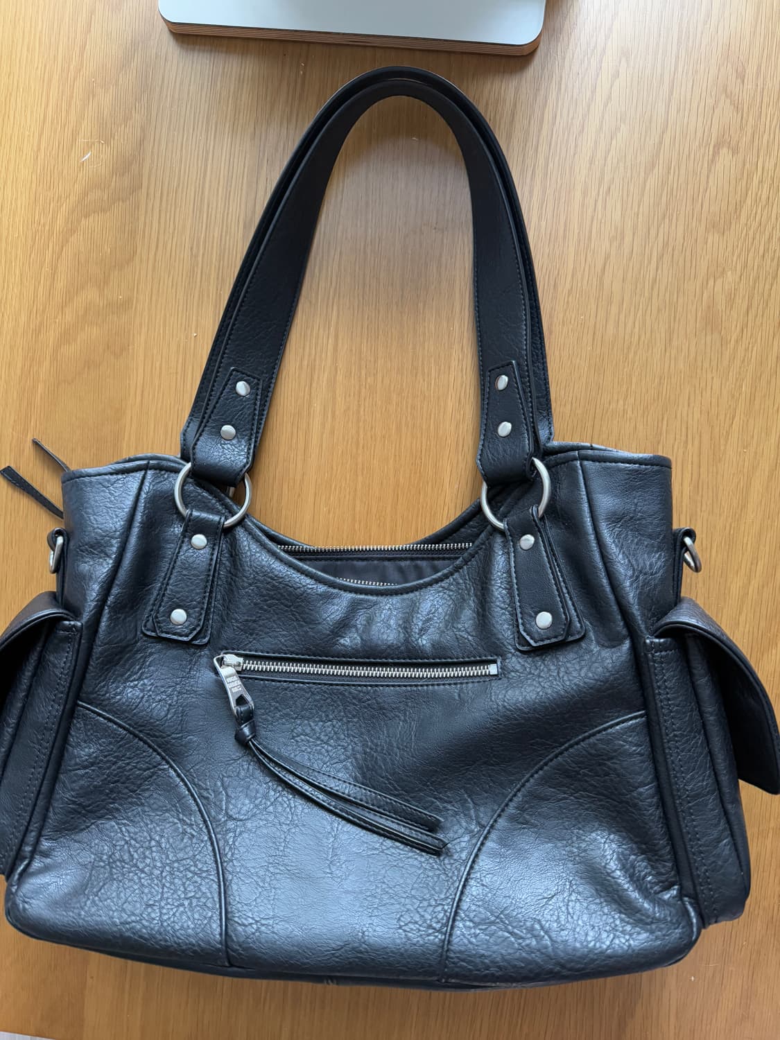 이우가마카라스 Studded Leather Shoulder Bag 블랙 상품이미지2