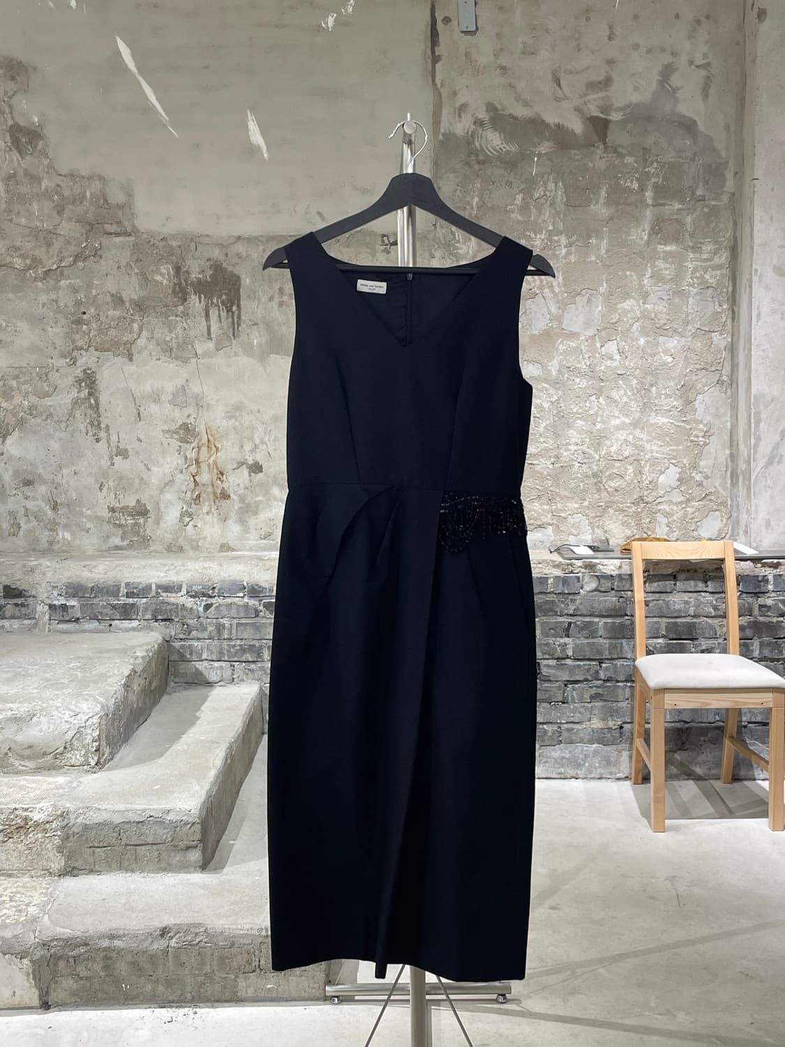 드리스 반 노튼 블랙 비즈 핀턱 슬리브리스 롱 원피스 상품이미지1