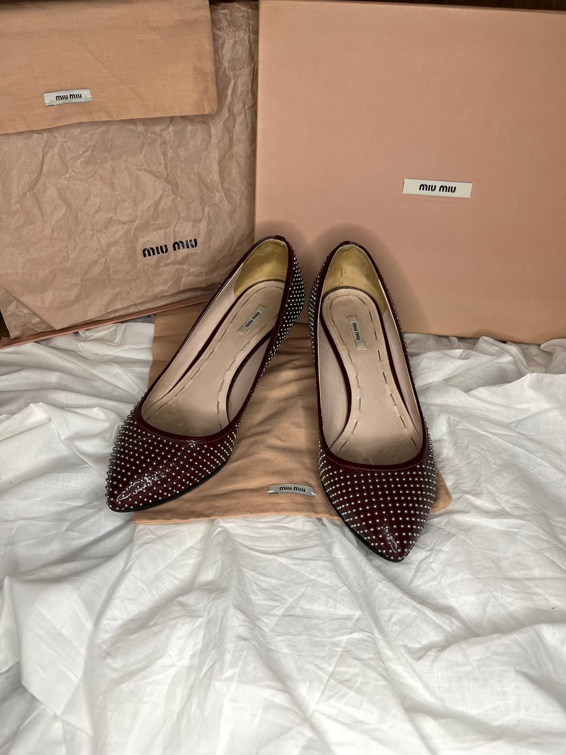 미우미우 패턴트 레더 스터드 키튼 힐 펌프스 상품이미지2