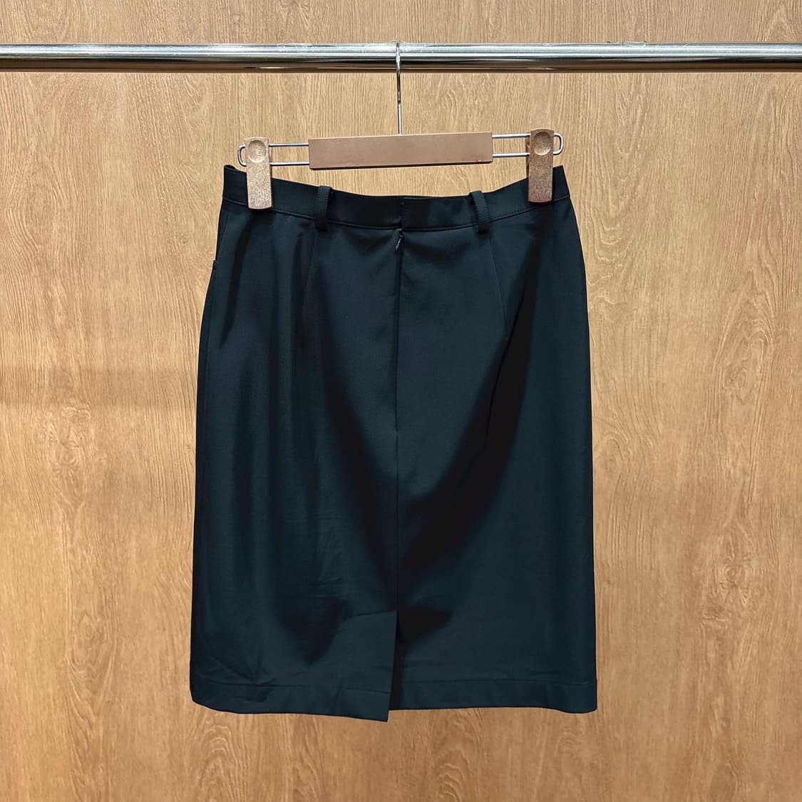 입생로랑 미디 스커트 심플 포켓 디테일 H핏 딥그린 상품이미지3