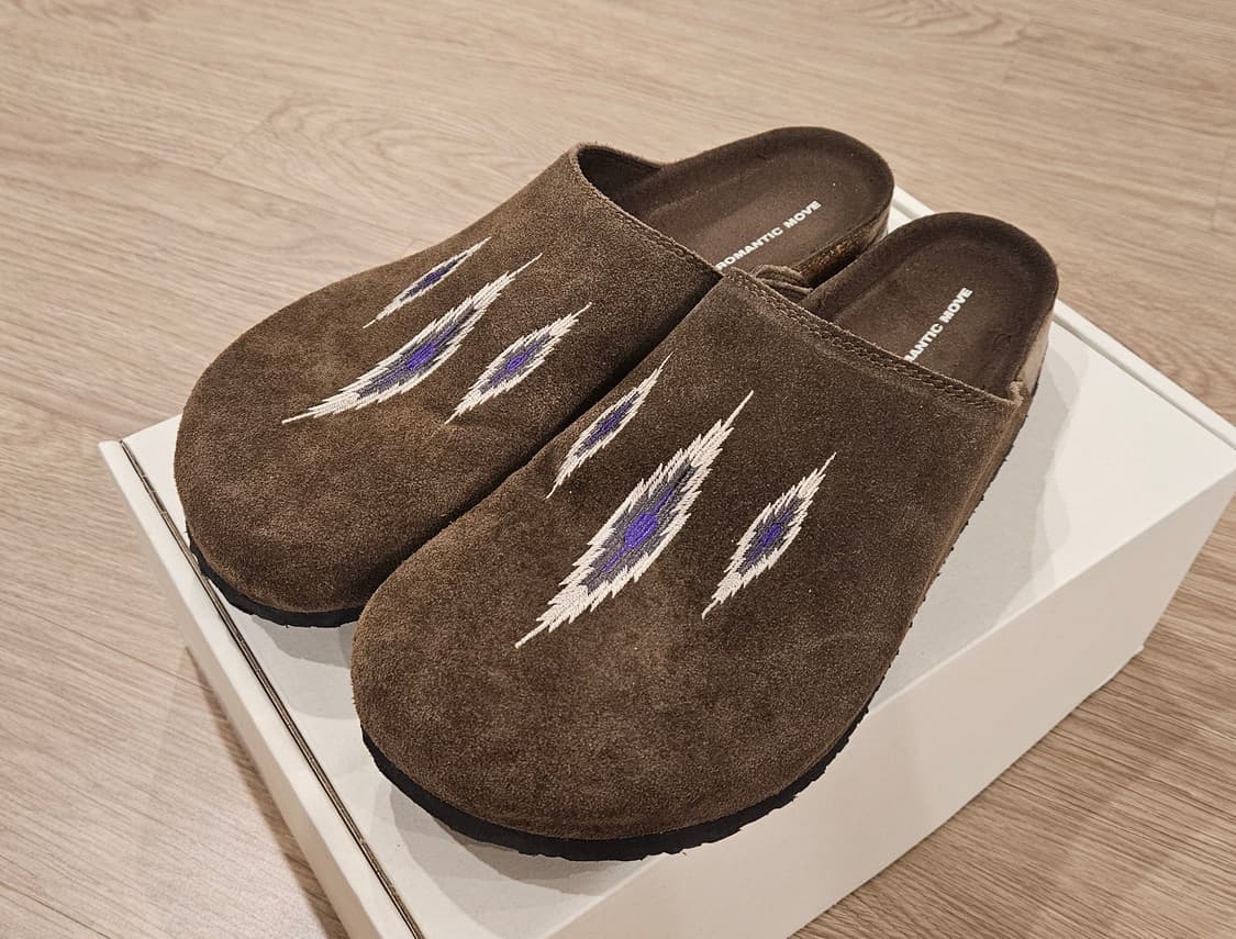 [270] 로맨틱무브 아콘 스웨이드 슬라이드 자수 브라운 상품이미지1