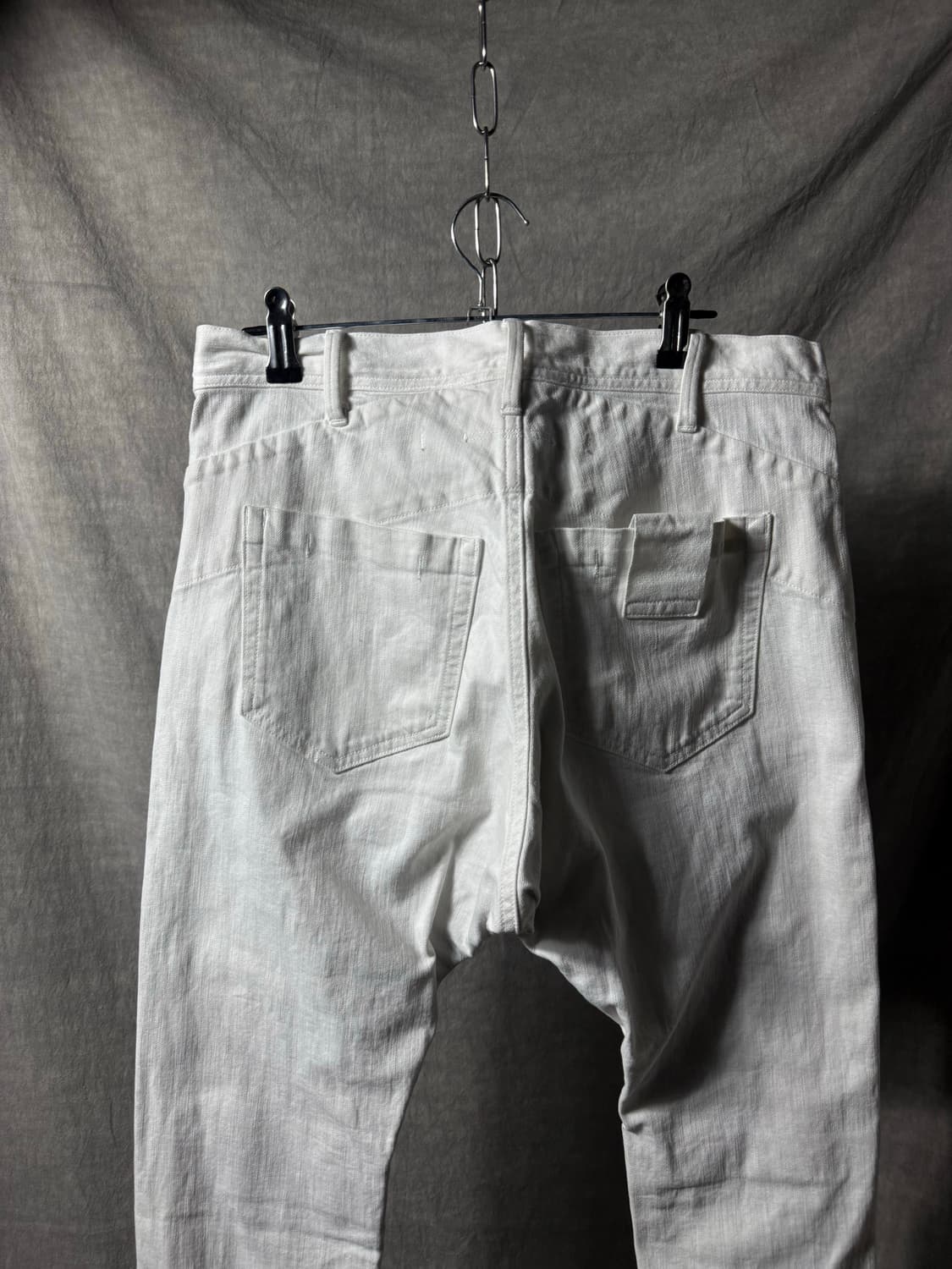 JULIUS Spray-Dyed White Denim Pants  상품이미지6