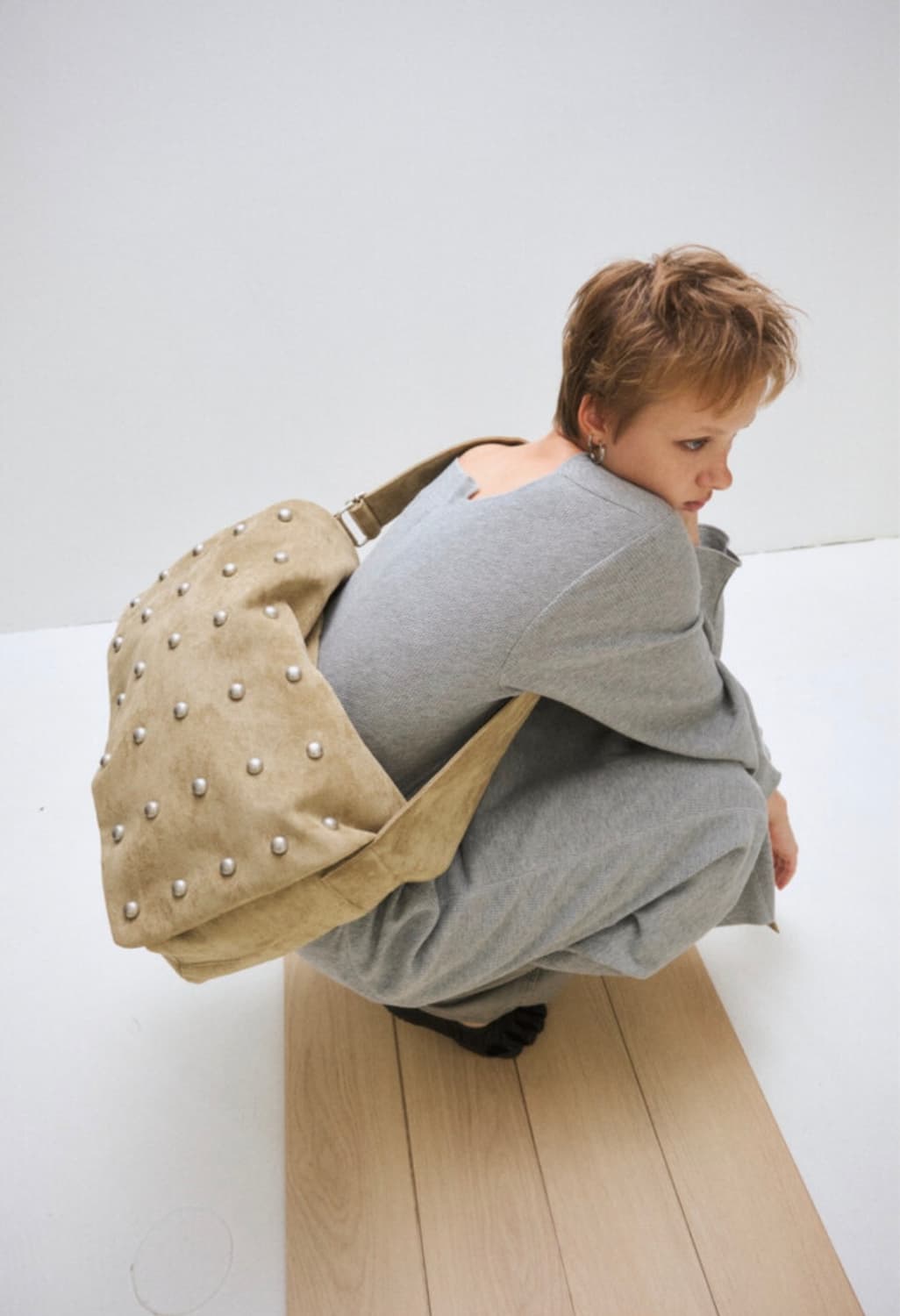 플리즈프로젝트 스터드 스웨이드 메신저백 샌드 상품이미지5