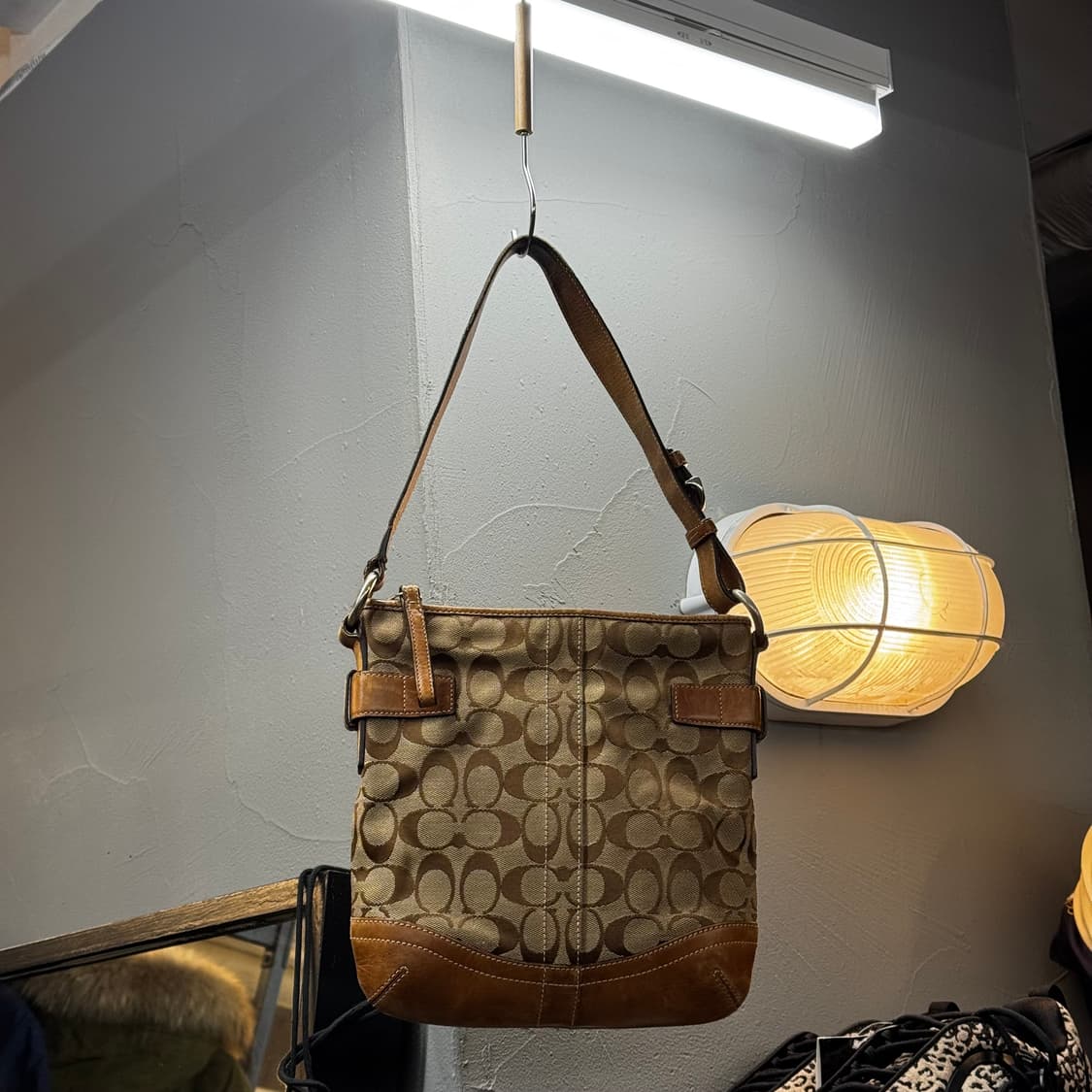코치 모노그램 레더 숄더백 베이지 y2k 상품이미지4