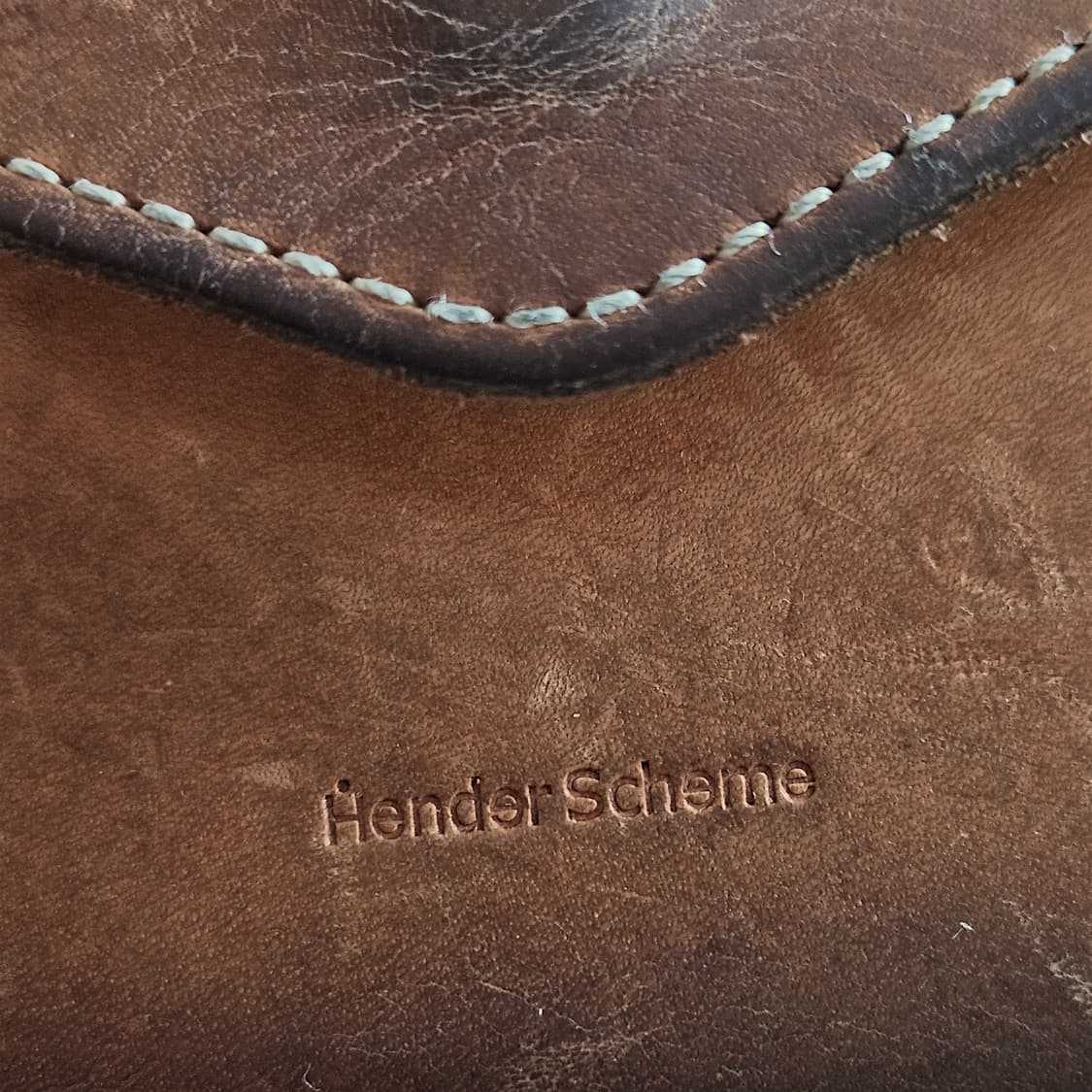 헨더스킴 원피스 월넛브라운 소가죽 장지갑 상품이미지5