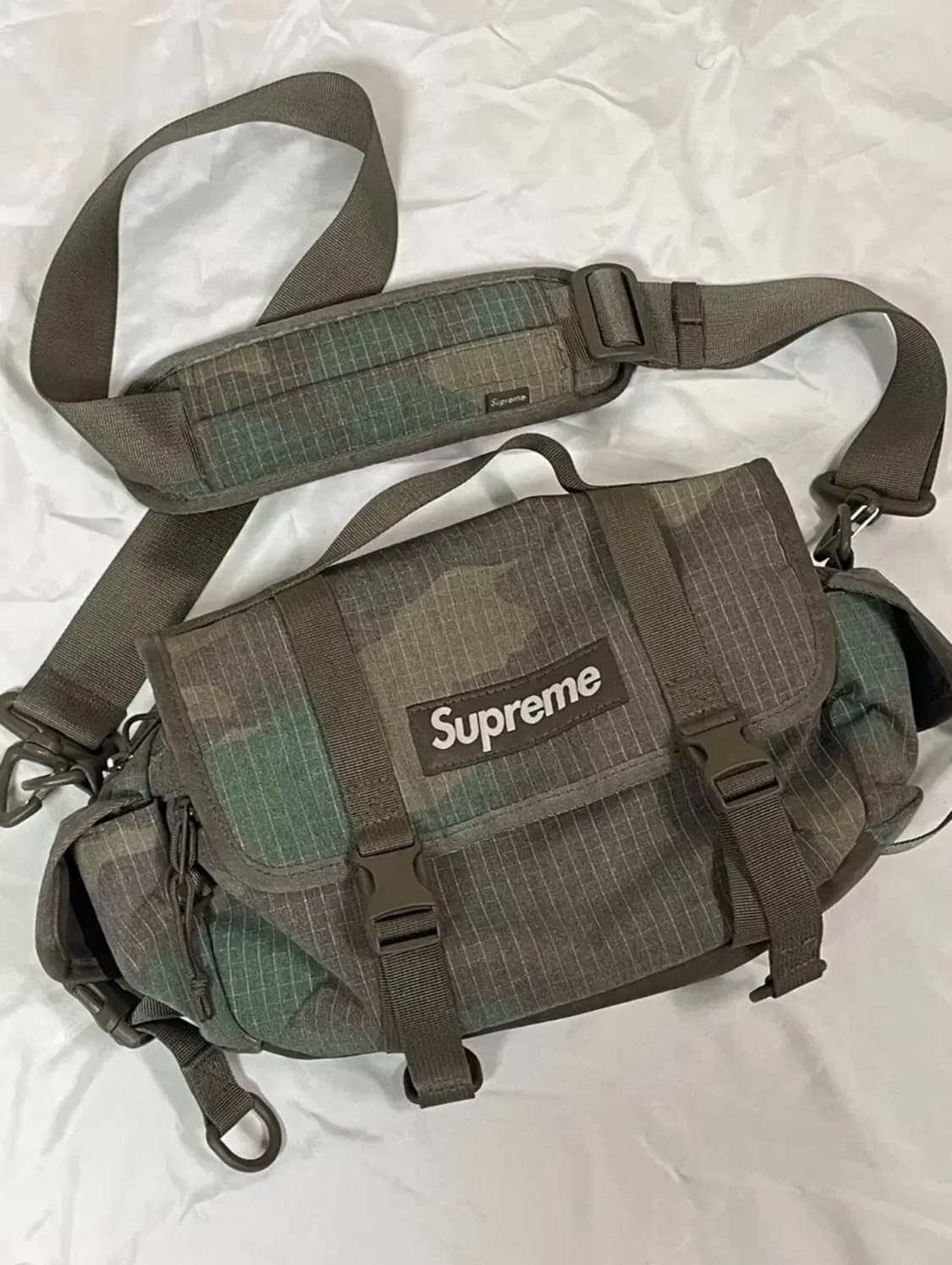 슈프림 미니 더플백 우드랜드 카모 24ss 상품이미지1