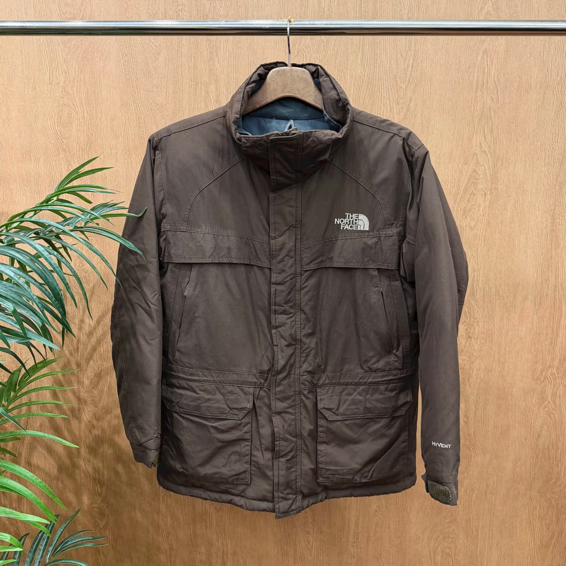 노스페이스 하이벤트 기능성 패딩 자켓 하단 포켓 로고 자수 디테일 브라운 상품이미지1