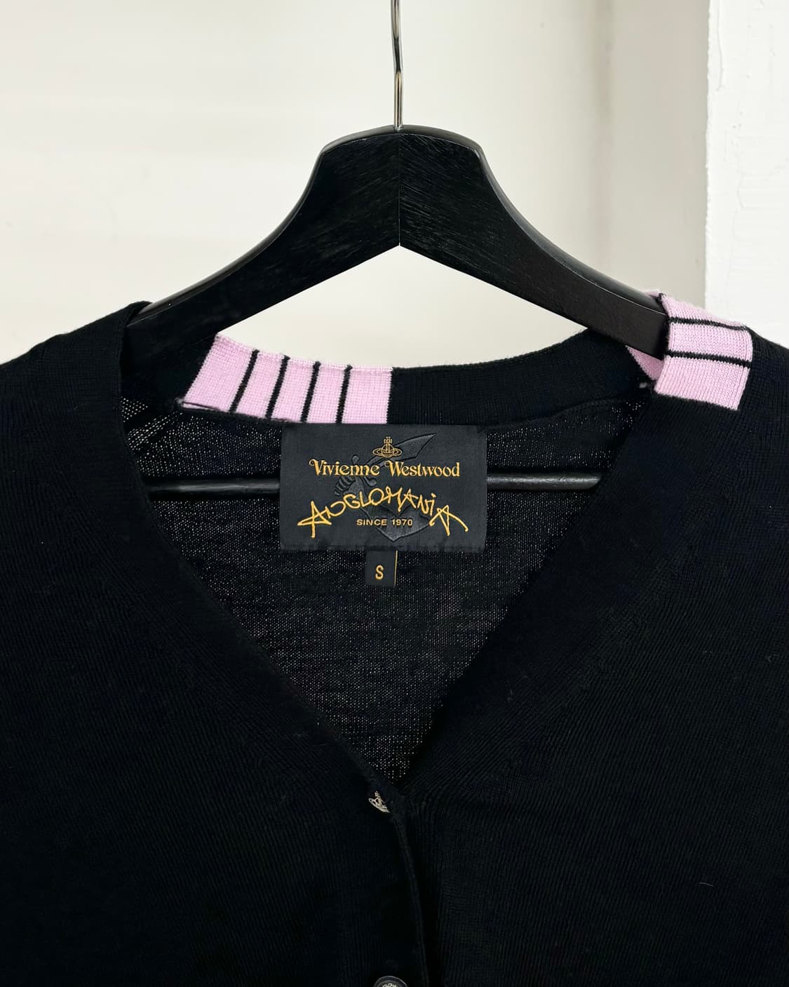 비비안 웨스트우드 블랙 핑크 브이넥 가디건  상품이미지2
