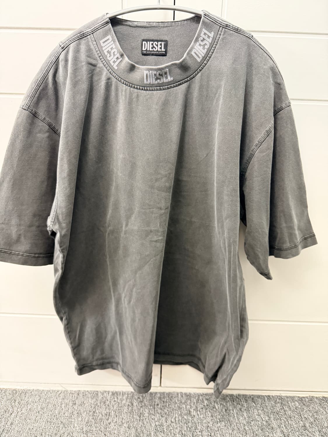 DIESEL 디젤 / 반팔 (차콜) 상품이미지1