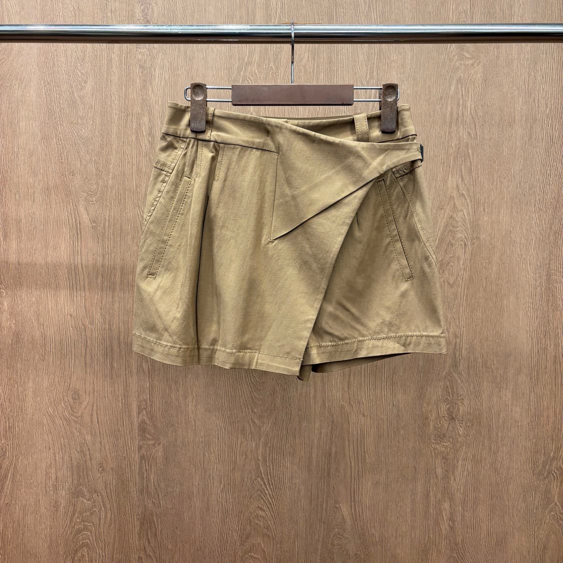 질스튜어트 숏 팬츠 사선 랩 사이드 버클 스트랩 포켓 디테일 베이지 상품이미지2