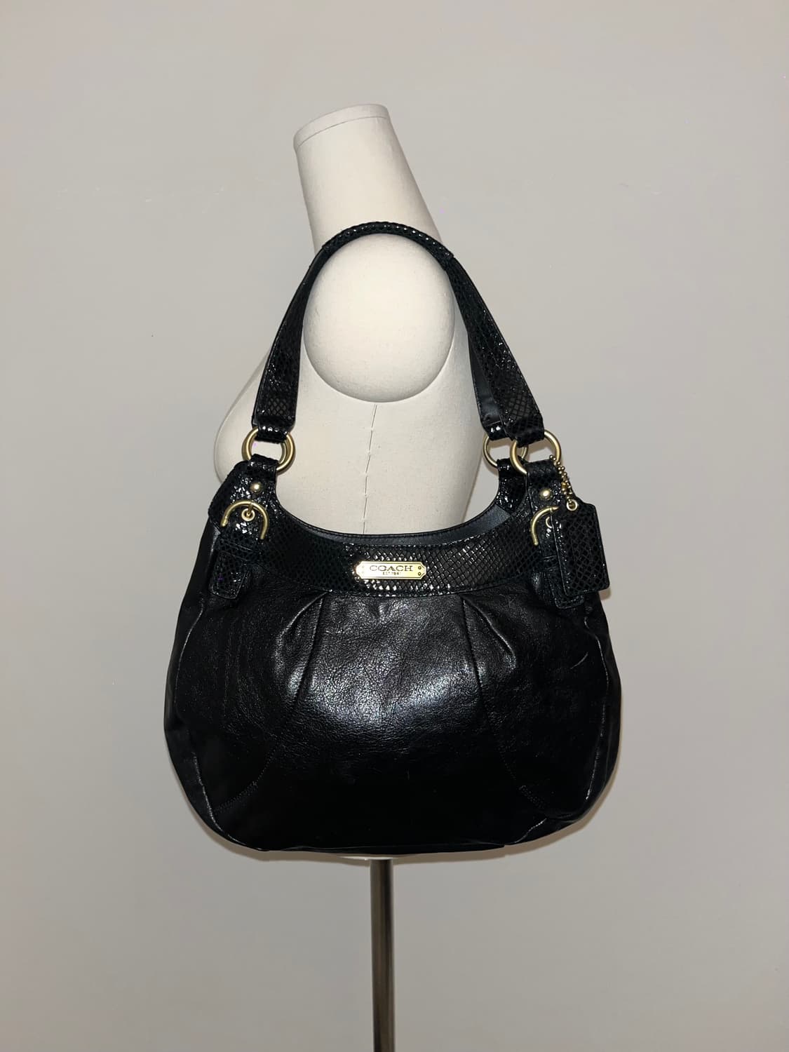 Coach allblack spangle shoulder bag 상품이미지1