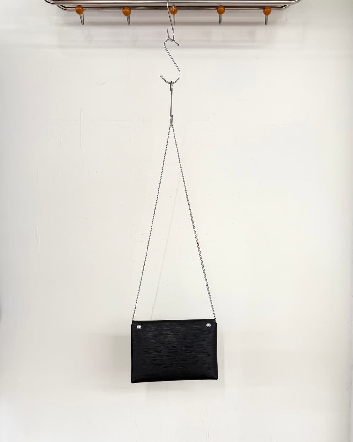 비비안 웨스트우드 블랙 엔벨롭 체인 클러치백 상품이미지4