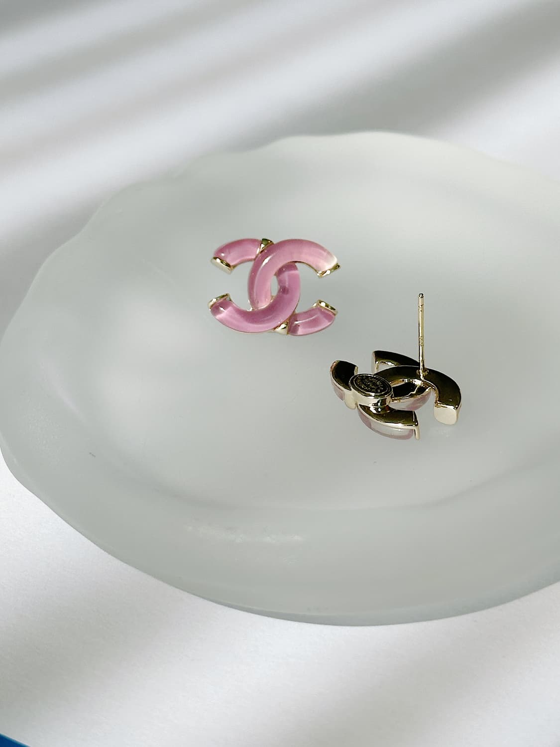 샤넬 에나멜 CC 퍼플 업사이클링 귀걸이 상품이미지2