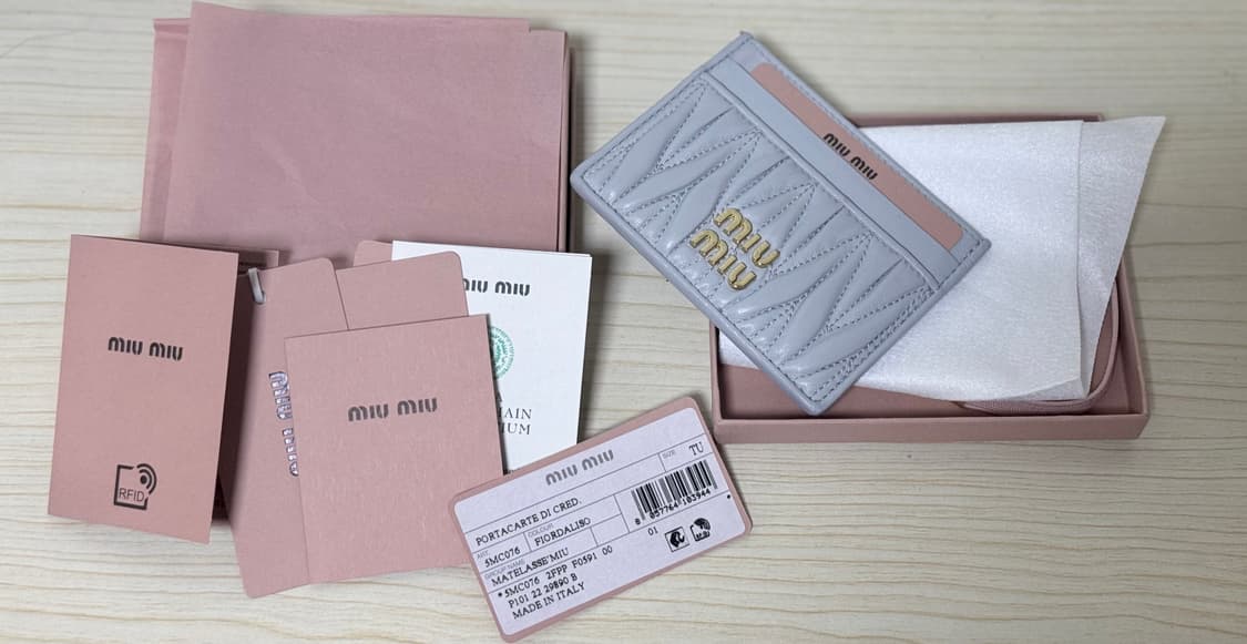 미우미우 마테라쎄 카드 지갑 파우더 블루 상품이미지1