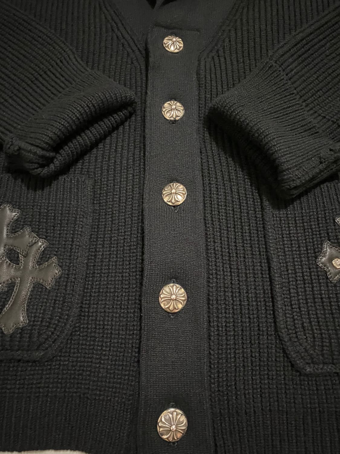 [L] 크롬하츠 세메테리 크로스 레더 패치 캐시미어 가디건 블랙 상품이미지5