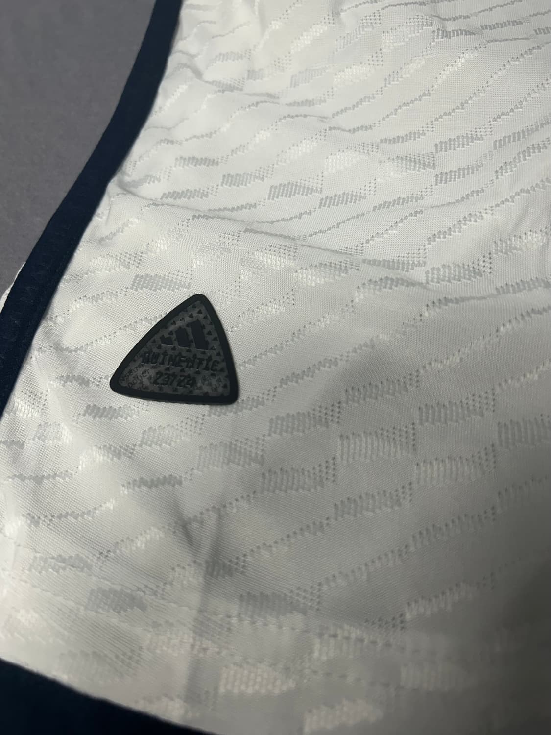 23/24 레알 마드리드 홈 어센틱 유니폼 상품이미지3