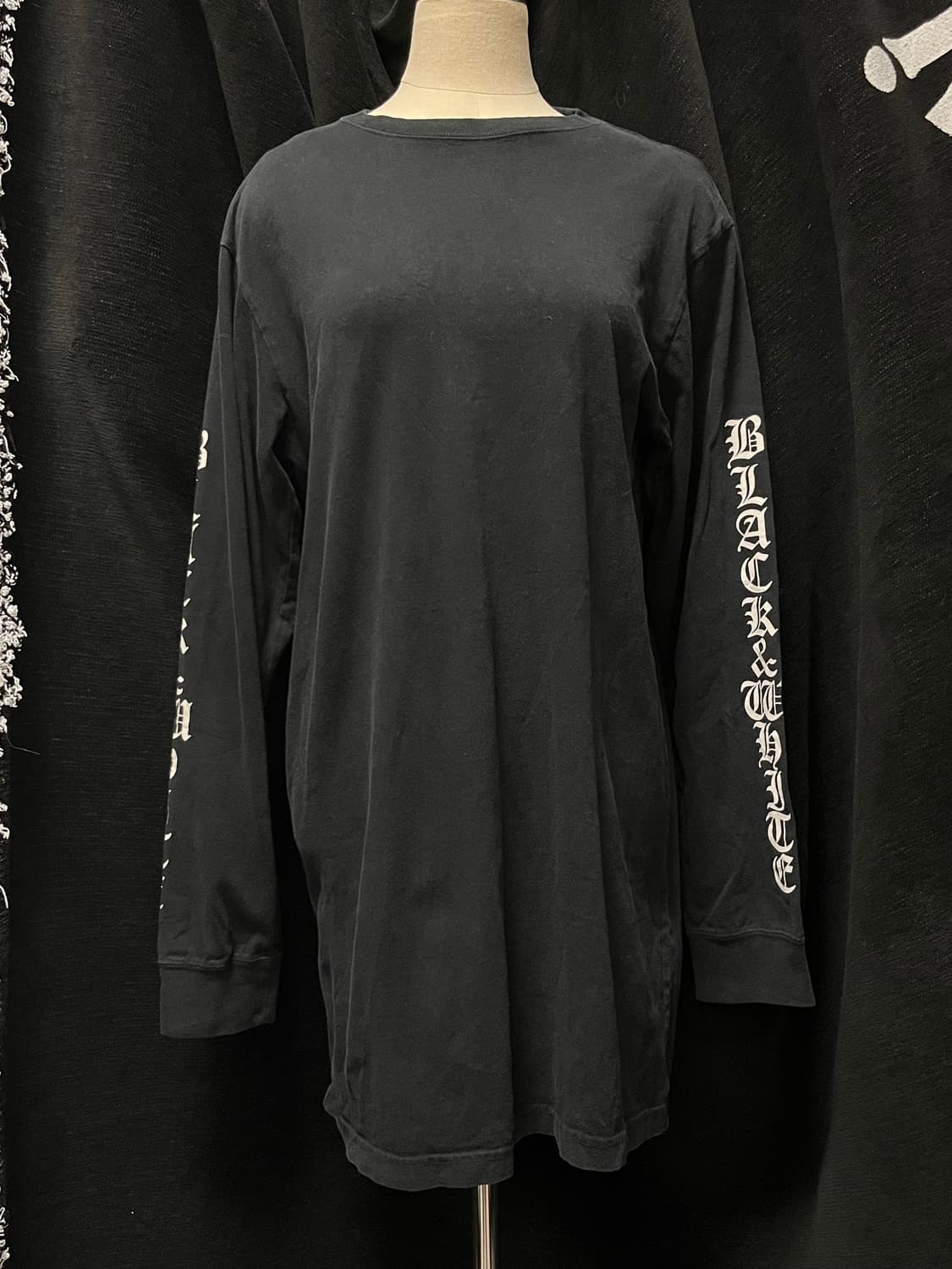 oval dice black&white 고딕 폰트 프린팅 롱슬리브 상품이미지1