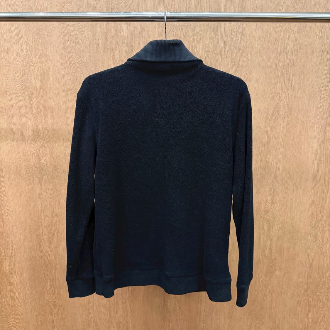 버버리 블랙라벨 긴팔 카라넥 플리스 로고 자수 골지 넥라인 디테일 블랙 상품이미지3