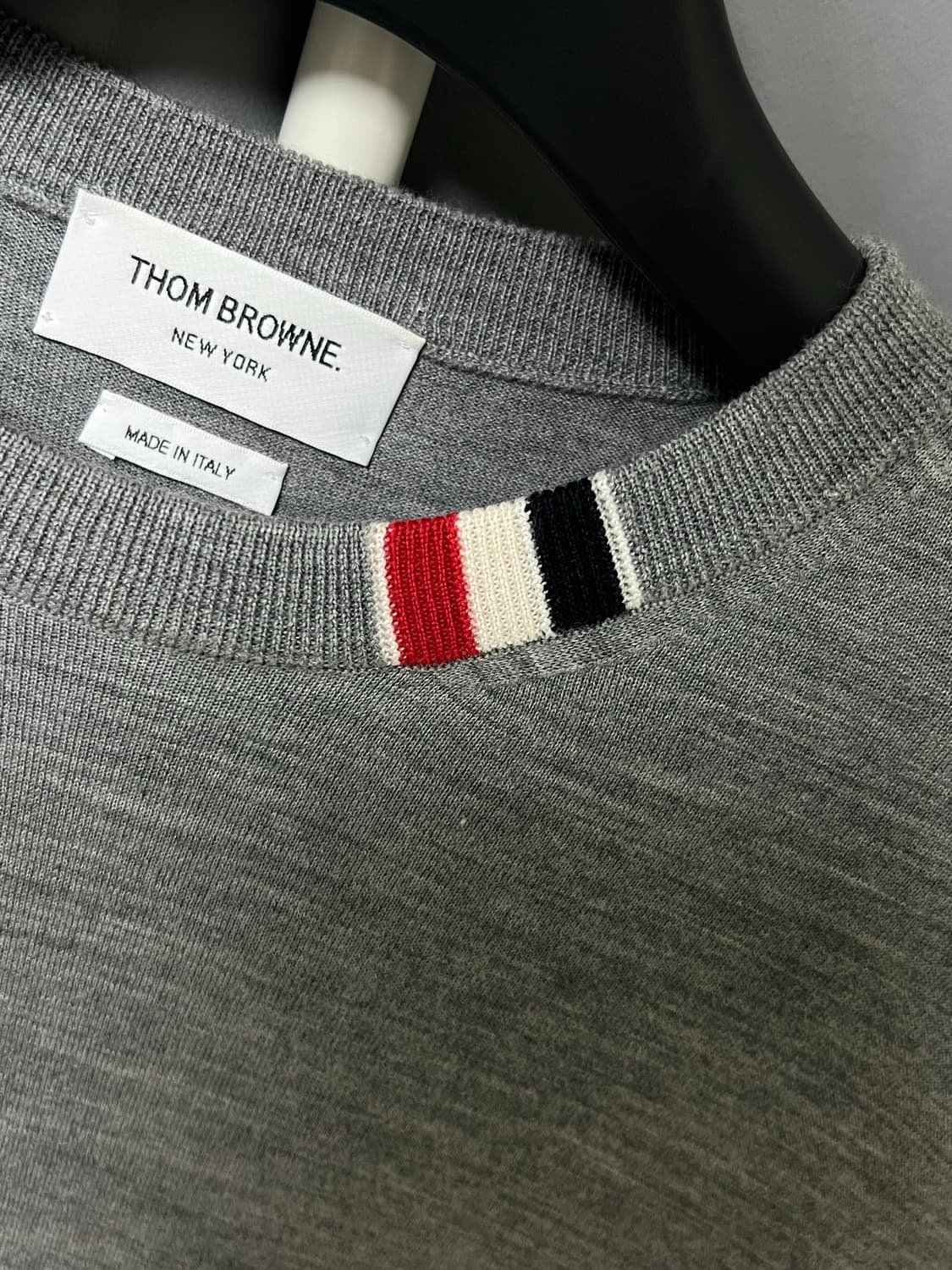 [정품] 신형 / 톰브라운 넥삼선 포인트 울 니트 그레이 3size 상품이미지4