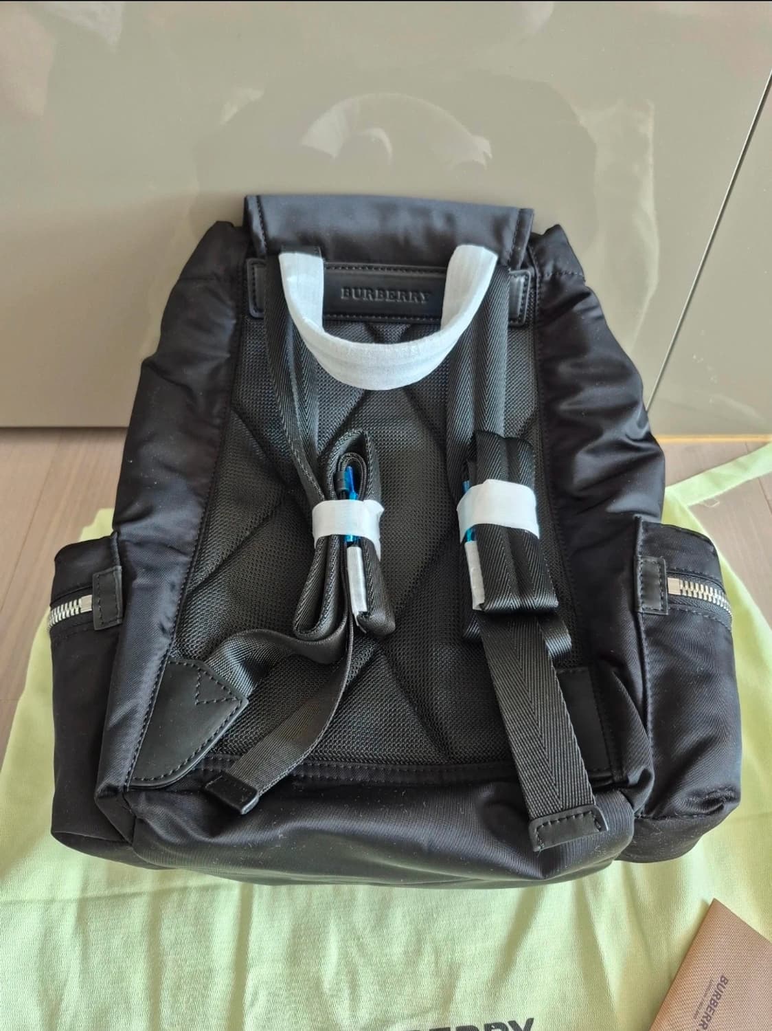 버버리 백팩 블랙 미디움사이즈 상품이미지4
