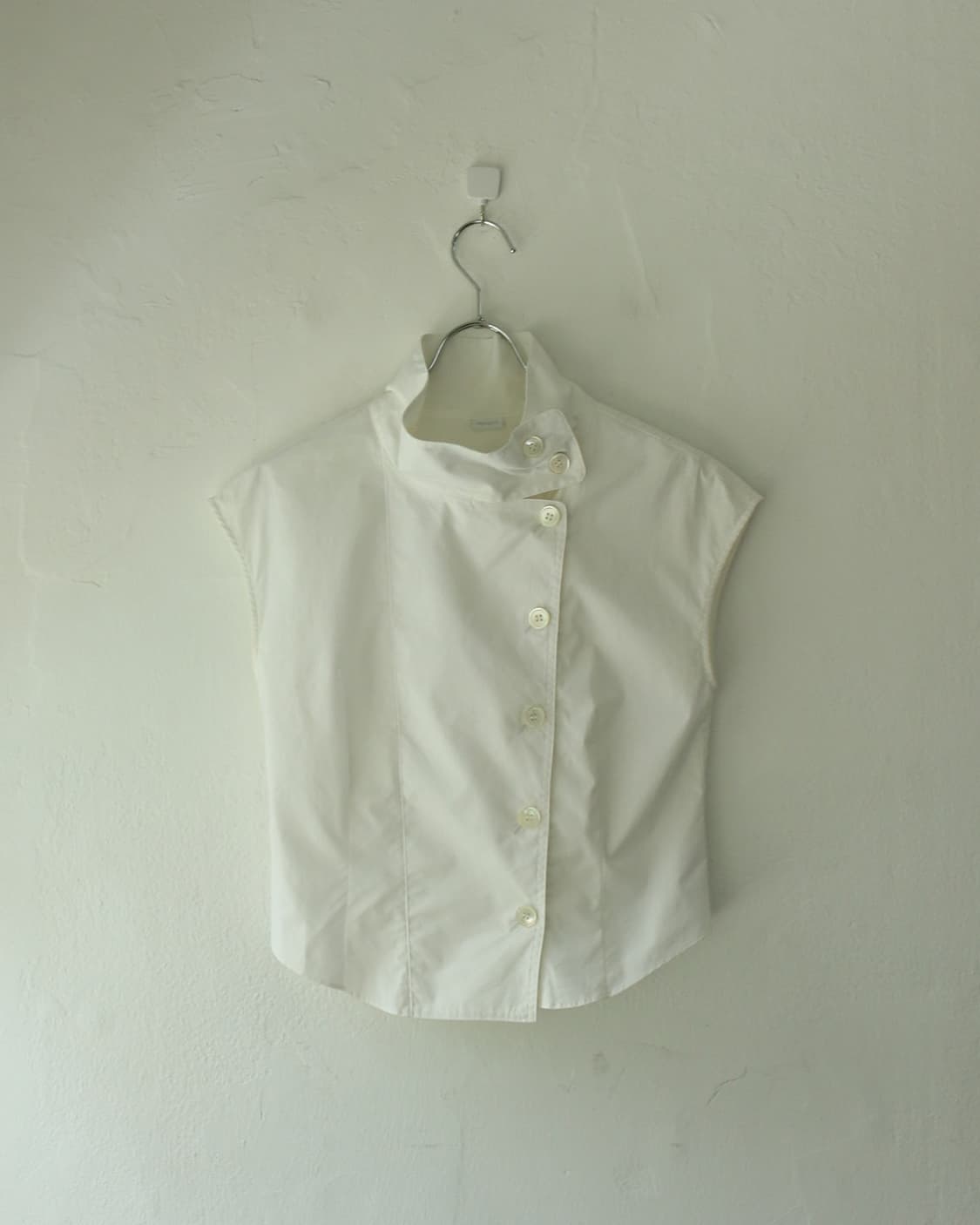 사선 하이넥 슬리브리스 셔츠 상품이미지4