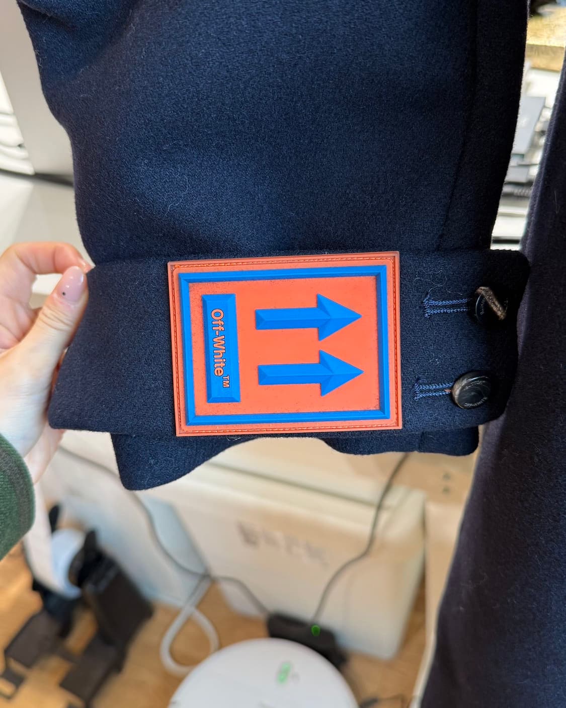 오프화이트 네이비 더블 패브릭 OMEA 제티드 포켓 센터 벤트 코트 상품이미지8