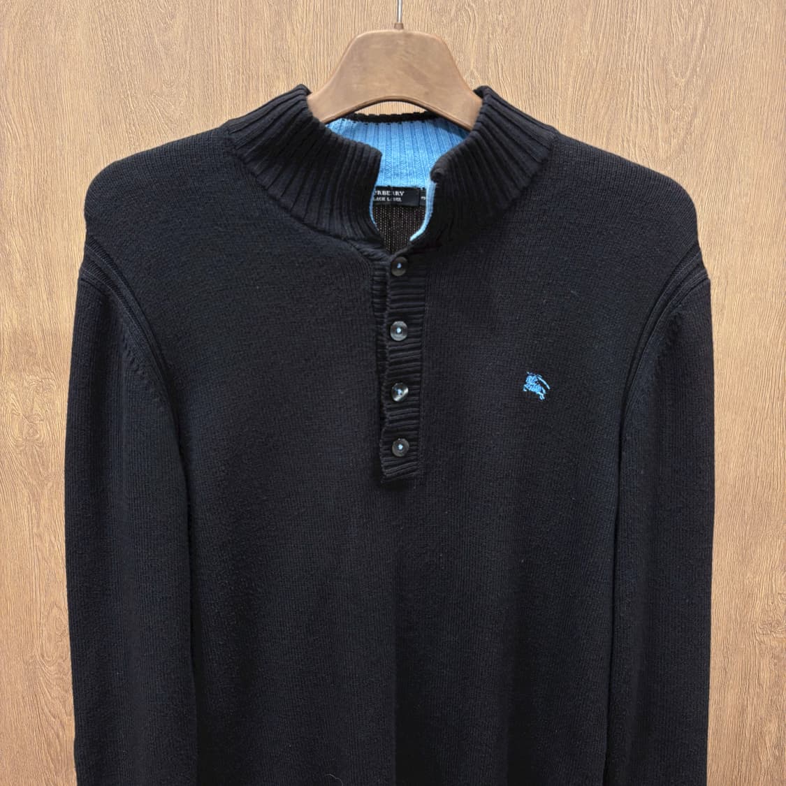 버버리 블랙 라벨 하프 버튼 긴팔 니트 배색 리브 로고 자수 디테일 블랙 상품이미지4
