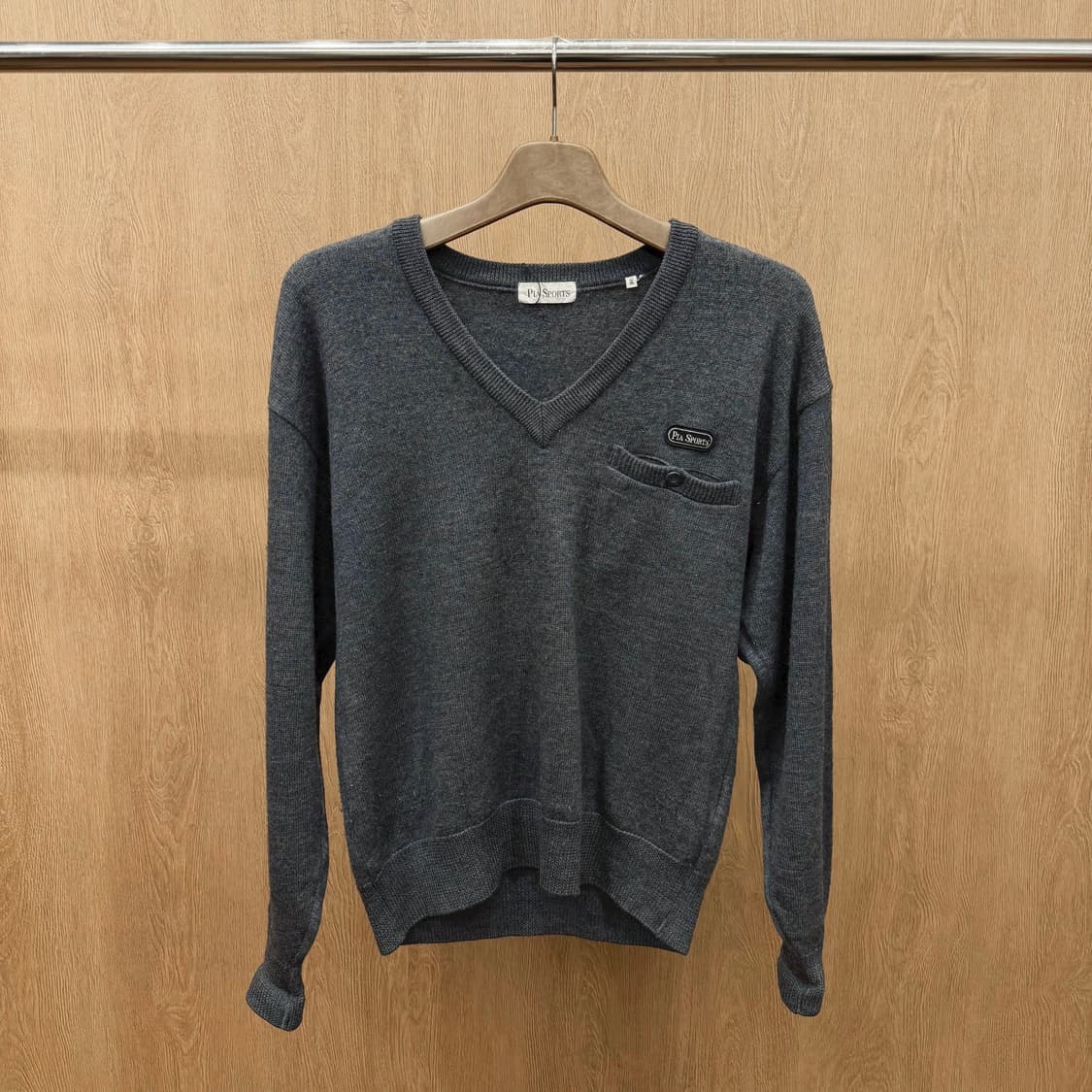 피아스포츠 울 브이넥 니트 포켓 버튼 로고 자수 디테일 차콜 상품이미지2
