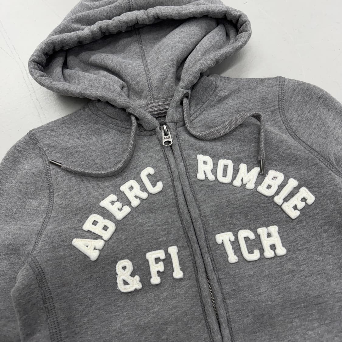 아베크롬비 Y2K 아치로고 딱붙 후드집업 그레이 상품이미지3