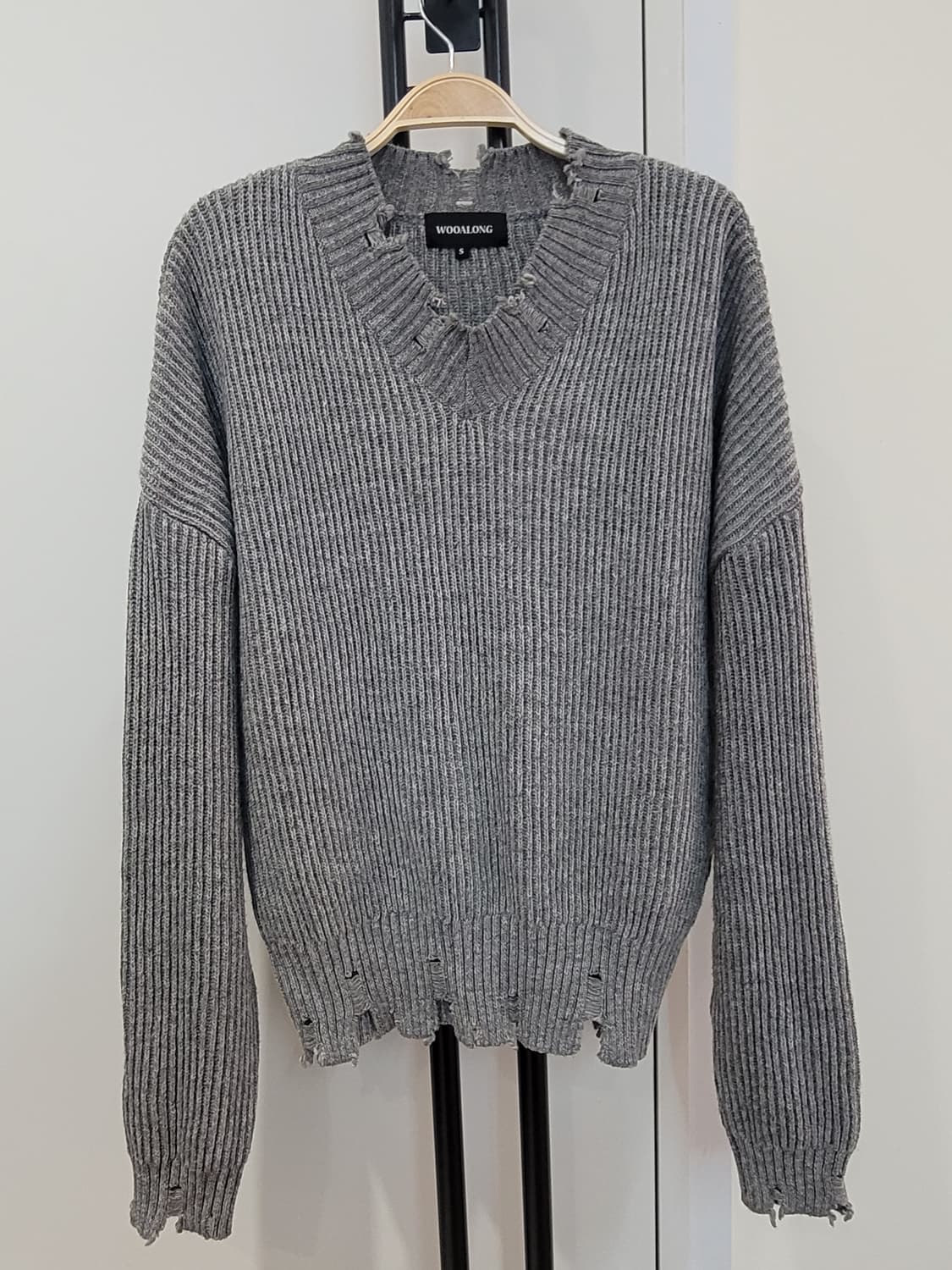 우알롱 브이넥 데미지 니트 그레이 S사이즈 상품이미지3
