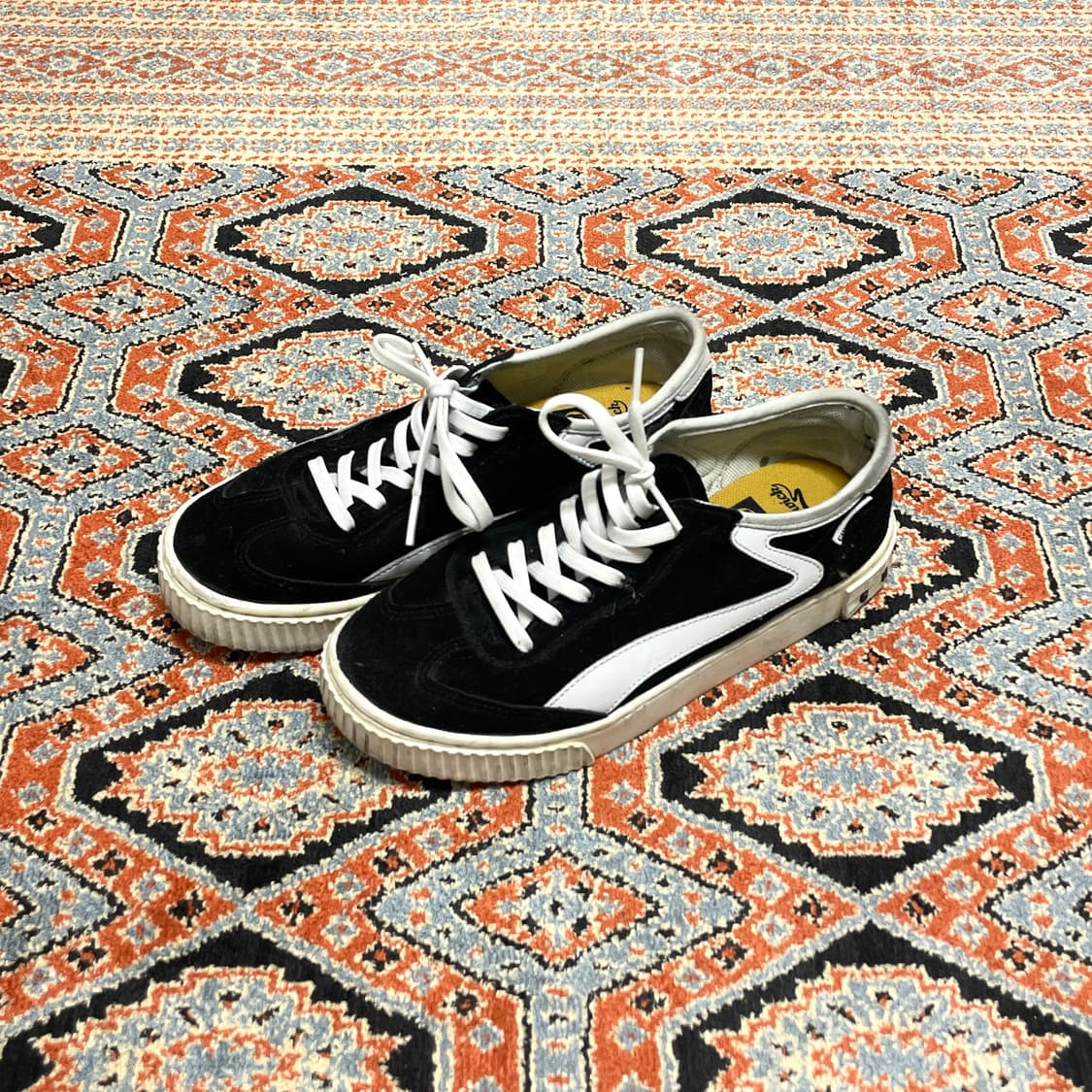 치스윅 블랙 스웨이드 스니커즈 240 상품이미지1