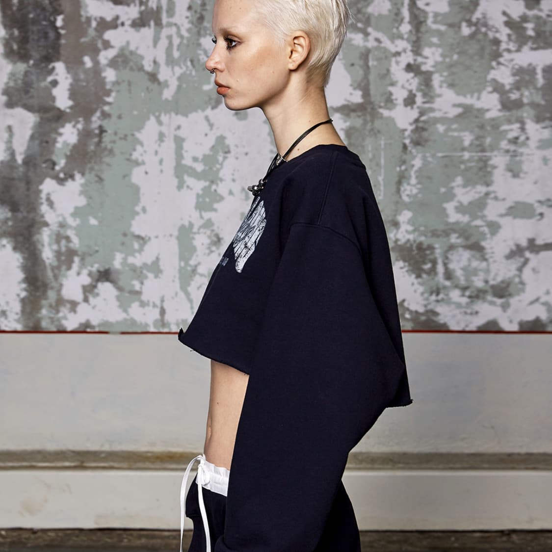 우알롱(WOOALONG) 레터링 크롭스웻셔츠 프리사이즈 새상품 상품이미지2