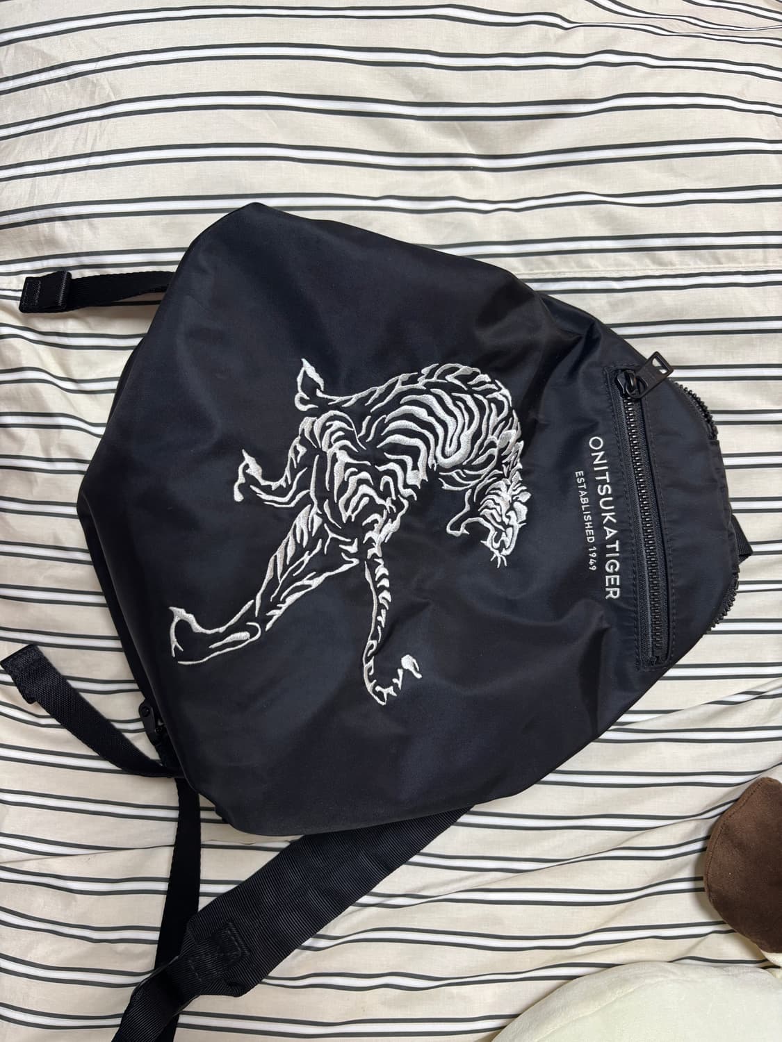 오니츠카타이거 블랙 힙색 상품이미지1