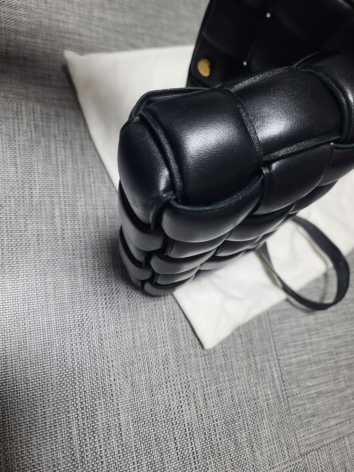 보테가베네타 카프스킨 레더 패딩백 카세트백 블랙 금장 크로스백 상품이미지4